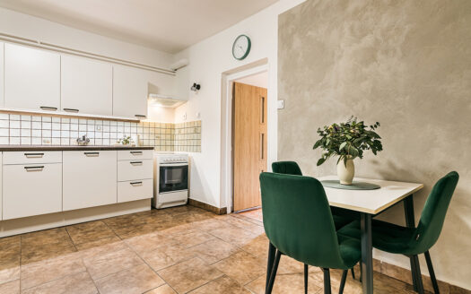 Pronájem bytu 2+kk s venkonvním posezením – Trousko